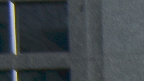 Un manifestante con cartel en mano que reza: “Never Trump Wall en el centro de Chicago”.