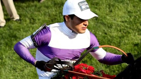 Mario Gutiérrez celebra arriba de Nyquist luego de ganar el Derby de Kentucky, el pasado 7 de mayo.