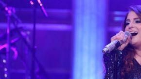 Jimmy se acostó a su lado para acompañarla y protagonizar un divertido momento frente a cámaras.