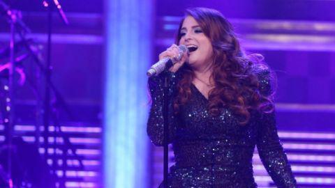 Jimmy se acostó a su lado para acompañarla y protagonizar un divertido momento frente a cámaras.