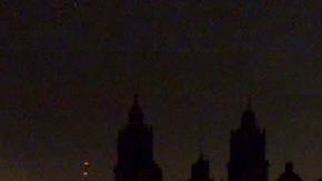 La imagen del meteoro que atravesó el cielo varios estados de México puede verse en el área superior derecha.