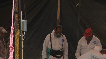 Los peritos de la FGE de Morelos habían llegado al lugar con máquinas, lo que ocasionó la molestia de los familiares de las víctimas.