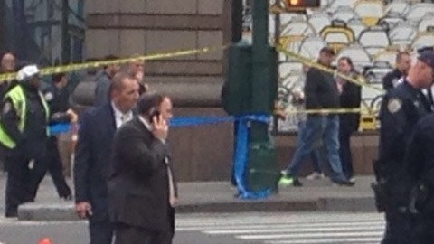 Los oficiales del NYPD en el lugar de la balacera esta mañana.