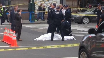 Los oficiales del NYPD en el lugar de la balacera esta mañana.