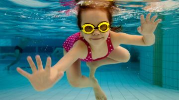 Los expertos recomiendan que los menores aprendan a nadar lo más temprano posible para evitar los incidentes de ahogamientos.