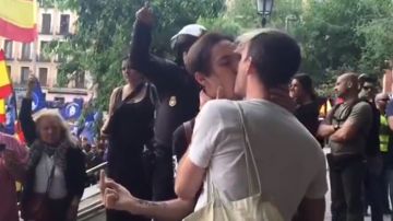 Dos jóvenes se besaron en medio de una manifestación nazi movidos por la rabia.