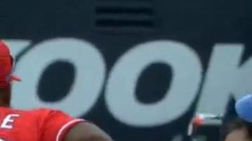 Odor midió a Bautista y le propinó un derechazo de esos que no se olvidan.