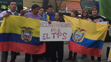 Los inmigrantes ecuatorianos ha recogido firmas para pedir a los funcionarios electos que respalden el TPS.