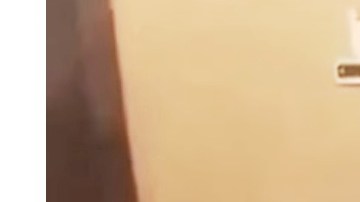 Momento en que el agente Risel Martínez saca el arma