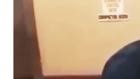 Momento en que el agente Risel Martínez saca el arma