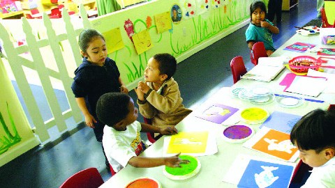 03/07/06--LOS ANGELES--Day-care children are shown at the Main Castle Learning Center in South Central Los Angeles.  Quality preschool costs much more than the average rate for both preschool and child care programs of mixed quality.  (Photo by CHRIS MARTINEZ/La Opinion)