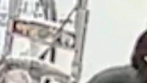 El sospechoso está entre sus 40 y 50 años, tiene un tatuaje de puntos en la mano y un tatuaje debajo de su ojo derecho