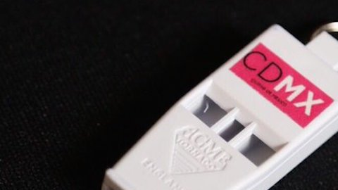 Silbato que otorgará el alcalde de la Ciudad de México a las mujeres para alertar sobre el acoso sexual.