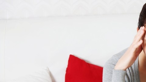 Las preocupaciónes financieras son mayores para las mujeres en cierta medida porque ganan menos que los hombres./Shutterstock