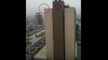 El cuerpo de la joven impactó la azotea del edificio más bajo cerca del Paseo de los Héroes Navales, en Lima.