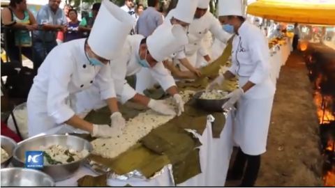 Cocinan el tamal más grande.