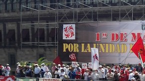 Alrededor de las 11:00 horas cientos de manifestantes se concentraron en la plaza del Zócalo.