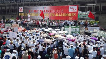 Alrededor de las 11:00 horas cientos de manifestantes se concentraron en la plaza del Zócalo.