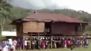 La casa de madera fue levantada del piso con relativa facilidad.