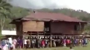 La casa de madera fue levantada del piso con relativa facilidad.