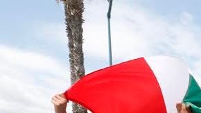 Manifestantes tantean a la Policía durante las protestas de ayer en Anaheim. /AURELIA VENTURA