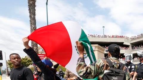 Manifestantes tantean a la Policía durante las protestas de ayer en Anaheim. /AURELIA VENTURA