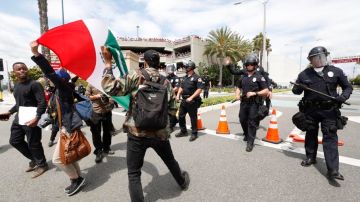 Manifestantes tantean a la Policía durante las protestas de ayer en Anaheim. /AURELIA VENTURA