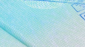 Las leyes del país prohíben que los empleados sean discriminados por su ciudadanía o país de origen.