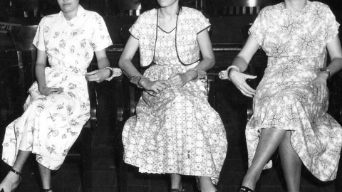 Carmen María Pérez González, Olga Viscal y Ruth Reynolds, esposadas compareciendo ante las autoridades judiciales acusadas de cargos de sedición. Enero 4 de 1951.