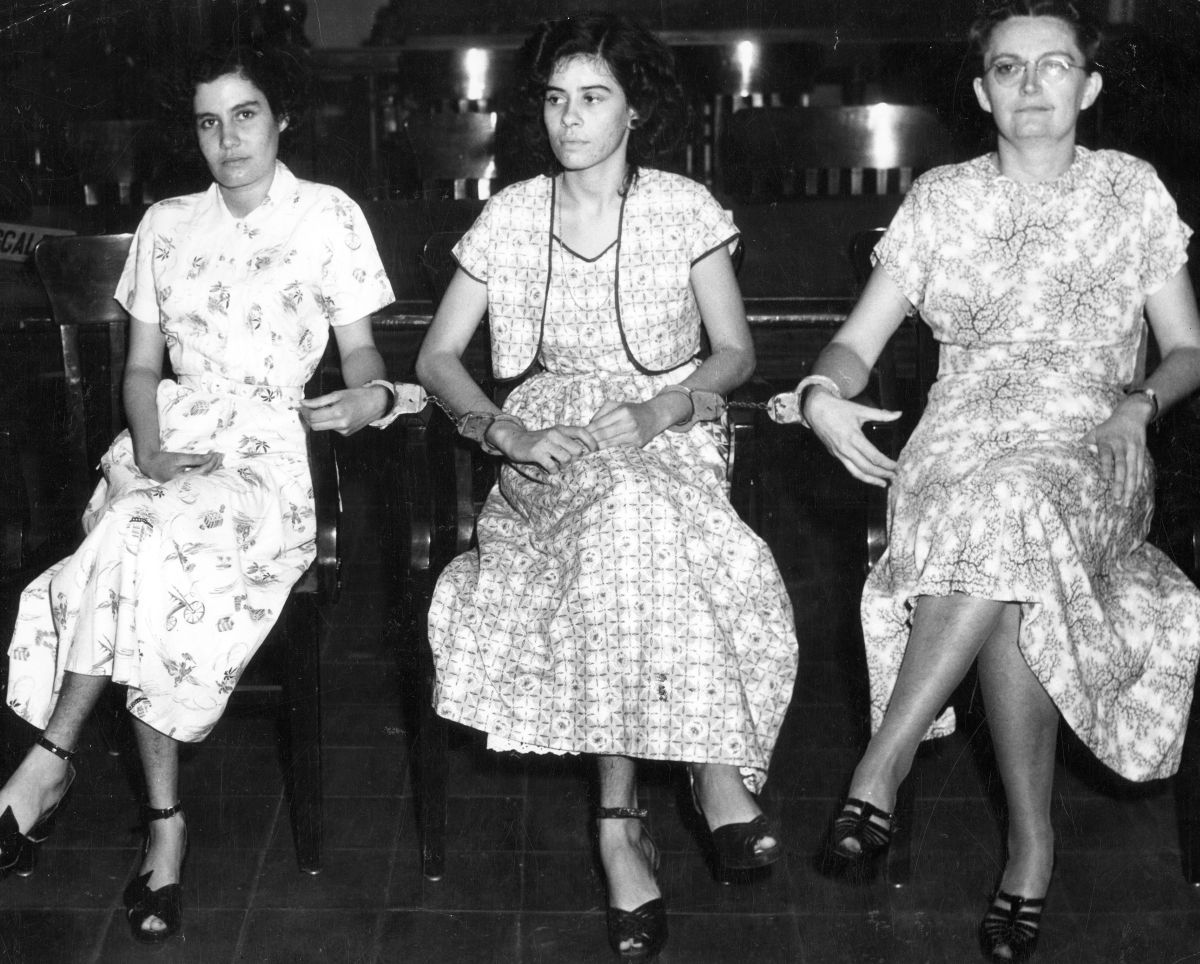 Carmen María Pérez González, Olga Viscal y Ruth Reynolds, esposadas compareciendo ante las autoridades judiciales acusadas de cargos de sedición. Enero 4 de 1951.
