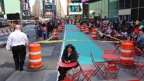 Nuevas reglas para los trabajadores en Times Square empezaran a regir el 21 de Junio.
Photo Credito Mariela Lombard/El Diario NY.