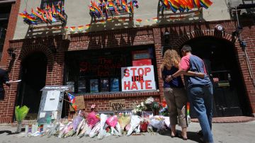 Memorial en StoneWall Inn donde centenares se acercaron por el atentado en la discoteca en Orlando.
Photo Credito Mariela Lombard/El Diario NY.