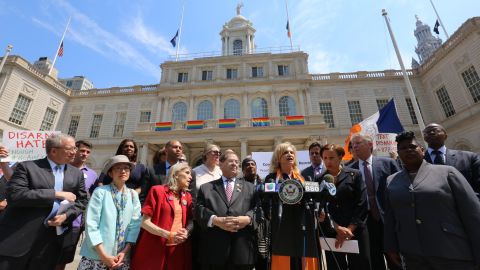Congresistas Carolyn Malone y Nydia Velazquez con el fiscal de Manhattan Cyrus Vance Jr., Controler Scott Stringer y la defensora del Pueblo Letitia James durante una conferencia de prensa en la alcadia para llamar a los controles de las armas.
Photo Credito Mariela Lombard/El Diario NY.