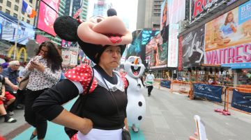 Rosa Estrada en su caracter de Minnie, obedece las nuevas regulaciones en Times Square.
Muñecos que en su mayoria son hispanos, trabajan en lugares pre-destinados el la plazoletas de el Times Square.
Photo Credito Mariela Lombard/El Diario NY.