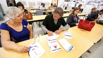 06/01/16/ LOS ANGELES/ Early voters Gerardo Muñoz and wife Ruthie cast their ballots at the Los Angeles County Registrar of Voters office in Norwalk. (Photo Aurelia Ventura/ La Opinion)