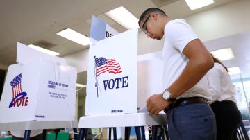 06/07/16/ LOS ANGELES/First time voter Victor Rodriguez cast his ballot at a voting booth in Cudahy. (Photo Aurelia Ventura/ La Opinion)