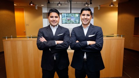 06/16/16/ LOS ANGELES/Kenny (derecha) y Sean Salas, hermanos gemelos mexicanos que tienen la empresa Camino Financial en Glendale. (Foto Aurelia Ventura/ La Opinion)