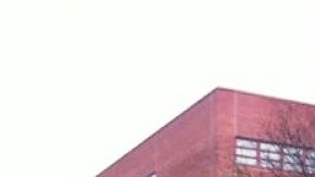 La escuela secundaria está en el 1700 Fulton St,Brooklyn