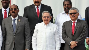 El presidente cubano Raúl Castro (c), posa junto a otros mandatarios en la Cumbre de la AEC en La Habana, Cuba,