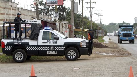 Agentes de la policía estatal de Veracruz montan guardia en un retén ubicado en los límites del municipio de Emiliano Zapata, en el estado mexicano de Veracruz.