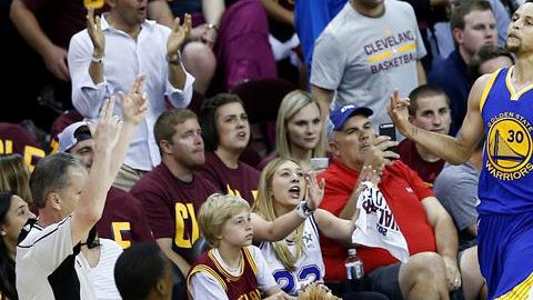 Curry tuvo una gran noche y los Warriors están a un paso de obtener el campeonato.