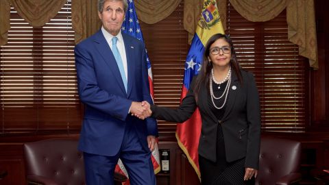 John Kerry, secretario de Estado de Estados Unidos, junto a Delcy Rodríguez, canciller venezolana, en la Asamblea General de la OEA este martes en República Dominicana.