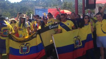 Aficionados de Ecuador invadieron el Rose Bowl.