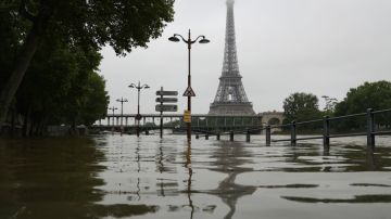 Las inundaciones amenazan París, lo que hizo que el famoso Museo Louvre, el más visitado del mundo, fuera cerrado al público.