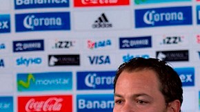 Santiago Baños y Juan Carlos Osorio durante una conferencia de prensa.