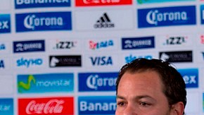 Santiago Baños y Juan Carlos Osorio durante una conferencia de prensa.