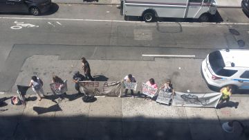 Manifestantes se reunieron en las afueras del consulado mexicano en Nueva York para mostrar apoyo a los maestros  de Oaxaca.