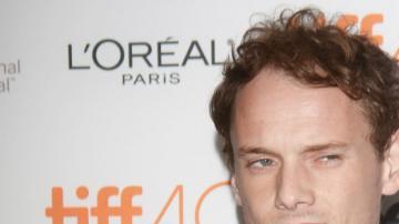 Anton murió después de que su vehículo rodara cuesta abajo y atrapara su cuerpo contra una puerta de seguridad.