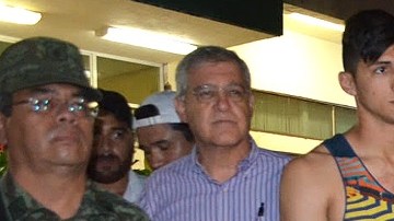 Fotografía cedida por el gobierno de Tamaulipas en la que aparecen el gobernador del estado, Egidio Torre Cantú y el futbolista Alan Pulido tras su rescate luego de haber sido secuestrado.