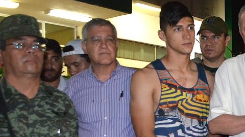 Fotografía cedida por el gobierno de Tamaulipas en la que aparecen el gobernador del estado, Egidio Torre Cantú y el futbolista Alan Pulido tras su rescate luego de haber sido secuestrado.